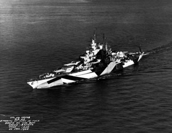 USS California (BB-44) probíhala v úžinách Juan de Fuca ve Washingtonu dne 25. ledna 1944.