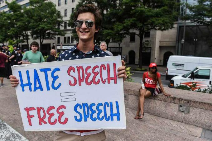 Lidé se účastní shromáždění „Demand Free Speech“ na Freedom Plaza dne 6. července 2019 ve Washingtonu, DC.