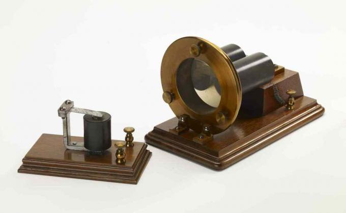 harmonický telegrafní přijímač vytvořil Alexander Graham Bell kolem roku 1876.