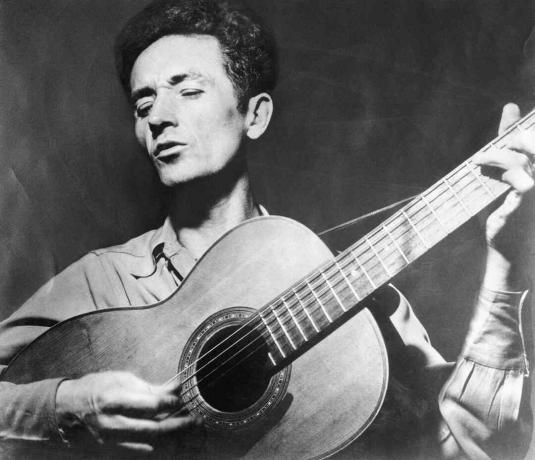Woody Guthrie hraje na kytaru