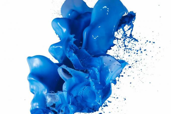Modrá barva malování stříkající bílé pozadí
