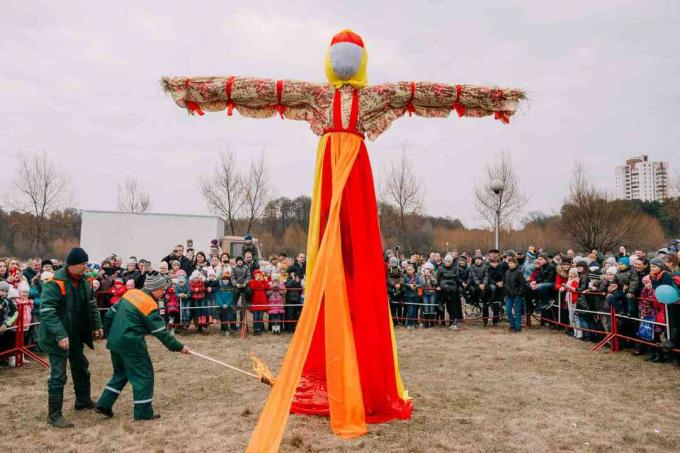 Scéna zapalování Dummy Maslenitsa na východní slovanské mytologii