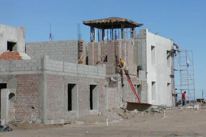výstavba rezidence pomocí zemních bloků a cementových bloků