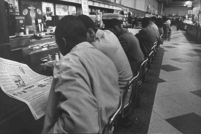 Afričtí Američané u oběda Woolworth Store