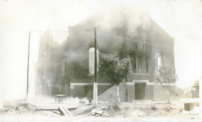 Poškozený okresní kostel Greenwood po masakru v Tulse Race, Tulsa, Oklahoma, červen 1921.