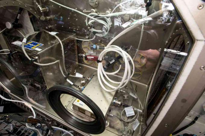 Členové posádky na Mezinárodní vesmírné stanici pracují s 3D tiskárnou uvnitř Microgravity Science Glovebox