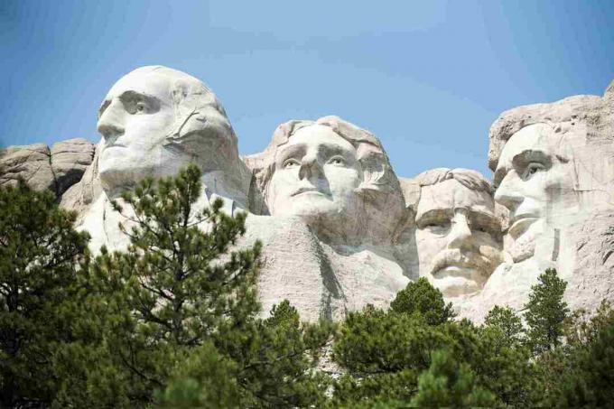 Nízký úhel pohledu na národní památník mt rushmore proti jasné obloze