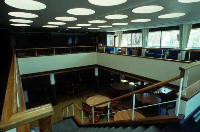 moderní interiér, dvě úrovně, otevřené schodiště, druhé patro se otevírá do prvního, kulatá světla na stropě
