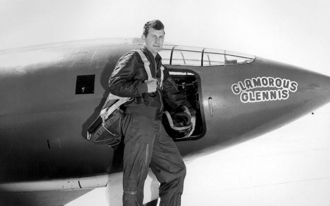Chuck Yeager v letecké kombinéze stojící před Bell X-1.