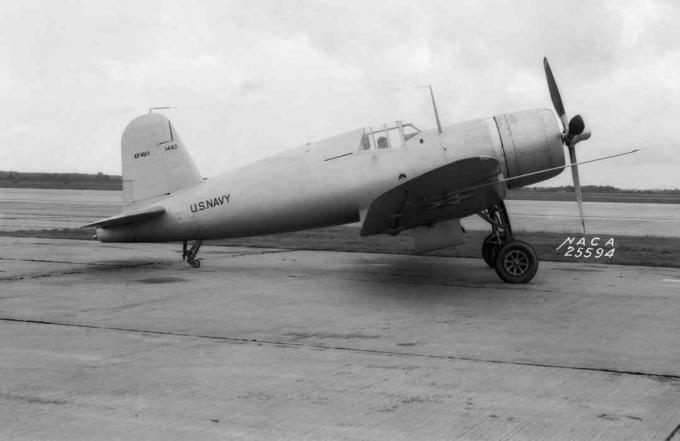 Chance Vought XF4U-1 Corsair prototyp sedí na asfaltu.