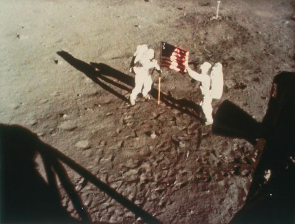 Armstrong a Aldrin rozvinuli americkou vlajku na Měsíci, 1969
