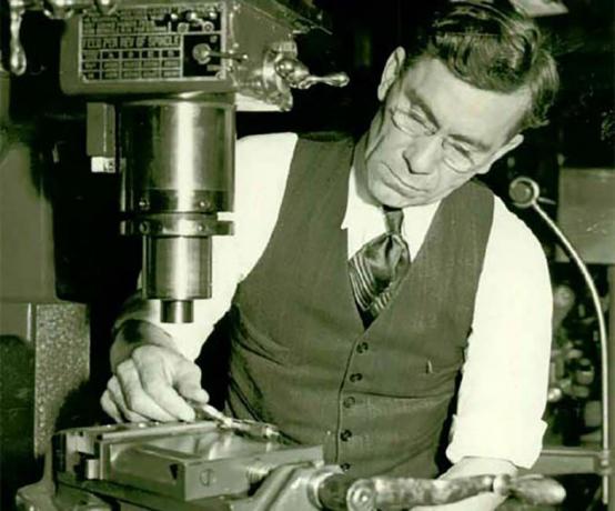 John C.Garand obrábění kovu na stroji.