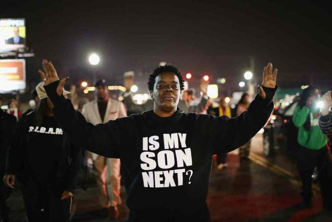 Protestant nosí tričko „Is My Son Next“ během nepokojů v roce 2014 ve Fergusonu v Missouri.