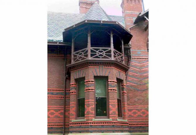 Věžičky a arkýře dodávají domu Mark Twain komplikovaný asymetrický tvar