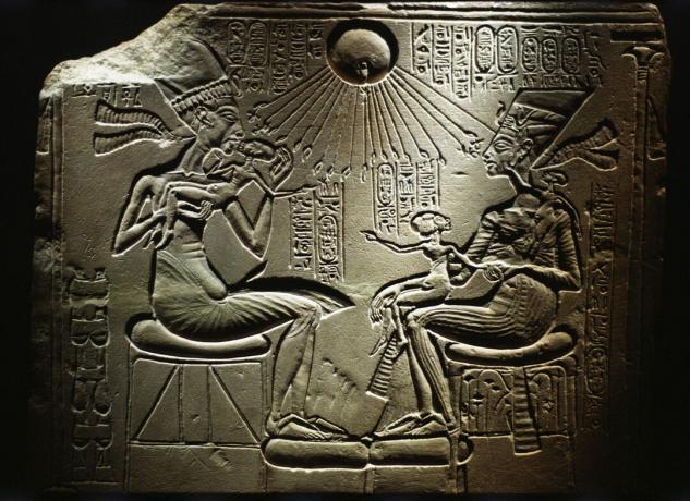 Akhenaten a Nefertiti se svými dětmi