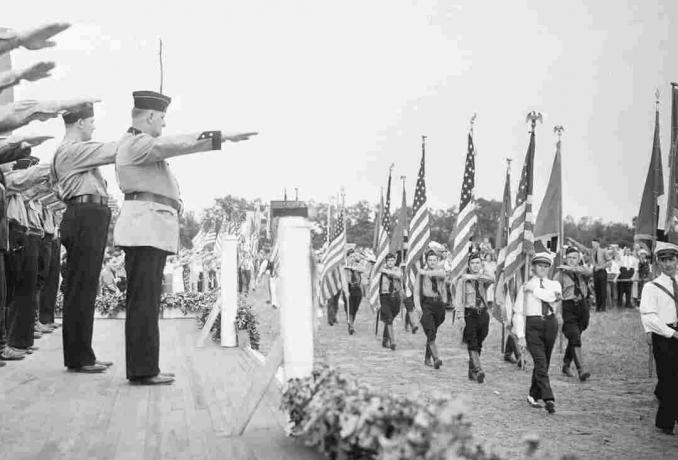 Fotografie německé americké Bund pochodující v kempu v New Jersey.