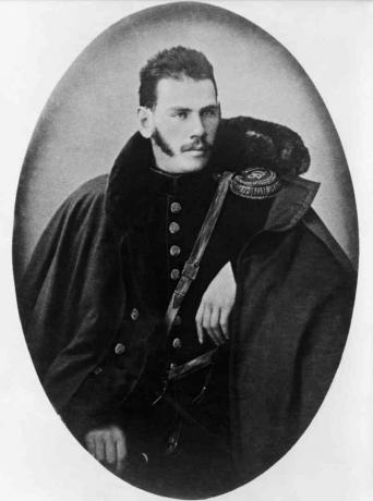Portrét mladé Tolstoy ve vojenské uniformě