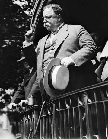Černobílá fotografie prezidenta Williama Howarda Tafera, který přednese kampaň z vlakové platformy.