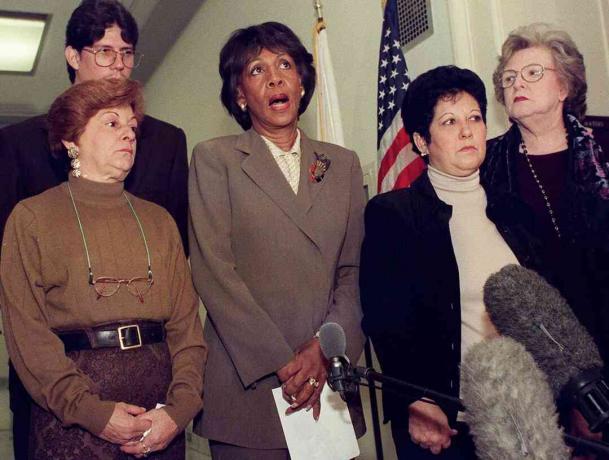 Babičky Eliána Gonzáleze se setkávají s Congresswoman Maxine Waters, 2000