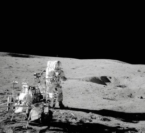 Apollo 14 přistál na Měsíci a astronauti nasadili nástroje a odebrali vzorky skály.