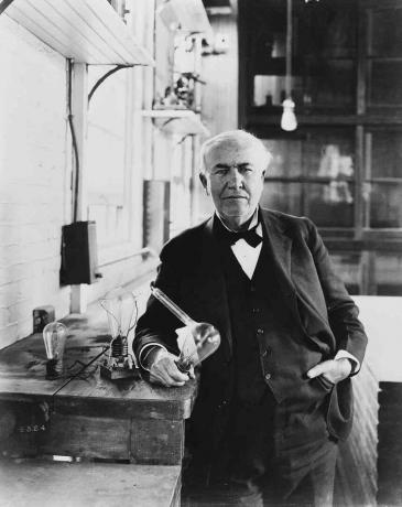 Vynálezce Thomas Alva Edison (1847-1931) ukazuje žárovky, které vytvořil ve své laboratoři Menlo Park v New Jersey