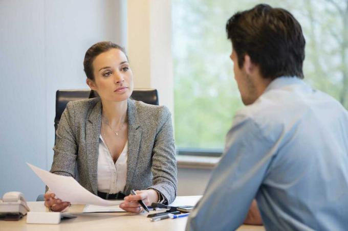 Entrevista formale entre una mujer y un varón.