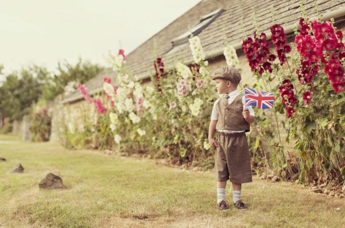 Vintage britský chlapec stojící s Union Jack