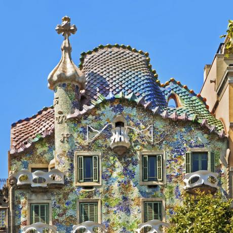 Barevné Casa Batlló Antoni Gaudí v Barceloně ve Španělsku