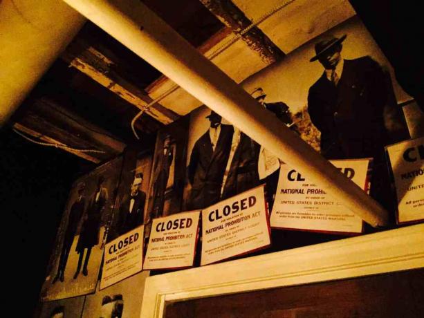 Speakeasy Signs na Maxwell Mansion