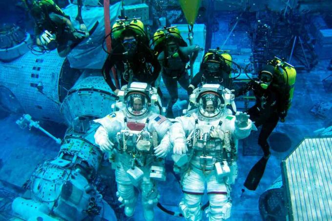Astronauti cvičí rozsáhle pod vodou na Zemi, nosí obleky, aby simulovali práci ve vesmíru