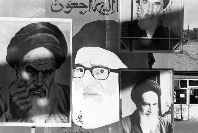 Plakáty Ajatolláha Khomeina jsou zobrazeny uvnitř areálu americké ambasády.