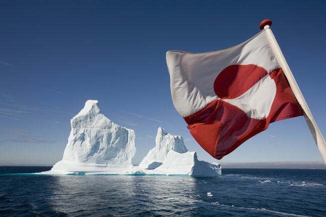 Grónská vlajka na arktickém trajektu Umiaq Line