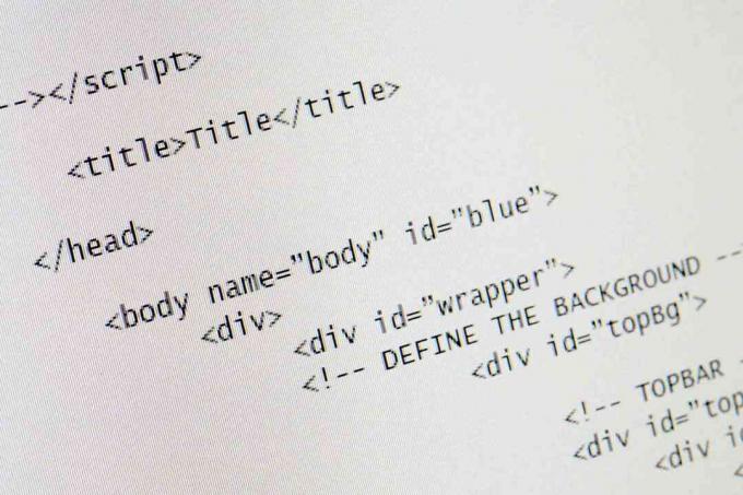 HTML kód na bílém pozadí