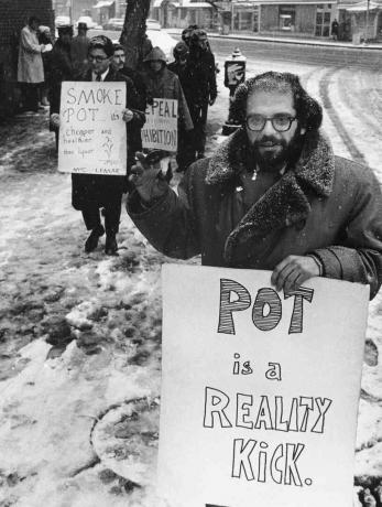 Allen Ginsberg mezi protestujícími na marihuanské rally