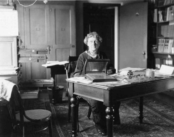 Annie Jump Cannon (1863-1941), sedící u stolu