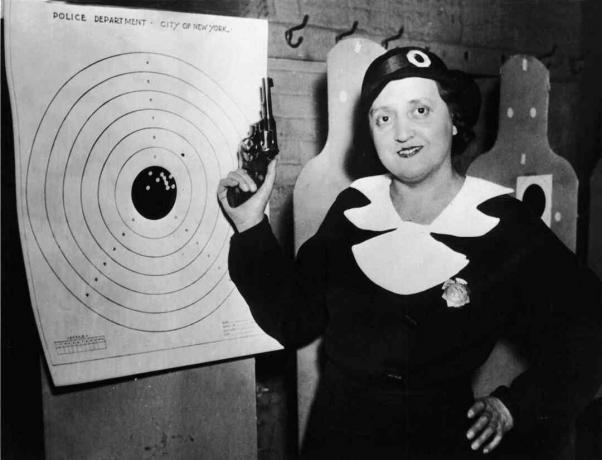 Jedna z tehdy 105 newyorských policistek stojí se svou zbraní a jejím cílem na policejní střelnici, New York, 12. prosince 1934.