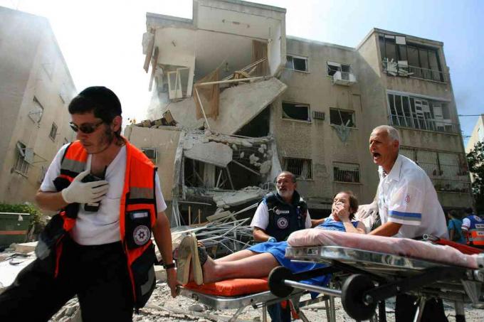 Zranění jsou odvezeni po raketovém úderu Hizballáhu 17. července 2006 v severním izraelském městě Haifa. Uriel Sinaj / Getty Images