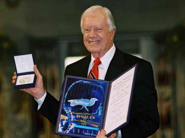 Jimmy Carter přijímá Nobelovu cenu míru, 2002