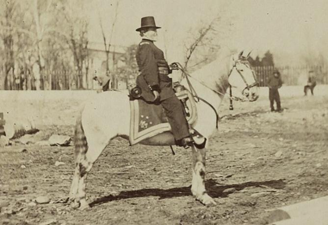 Generálmajor George H. Thomas v uniformě americké armády obkročmo na bílém koni.