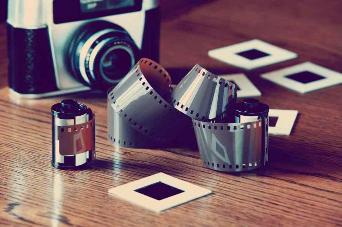 Odmotaný film, diapozitivy a fotoaparát