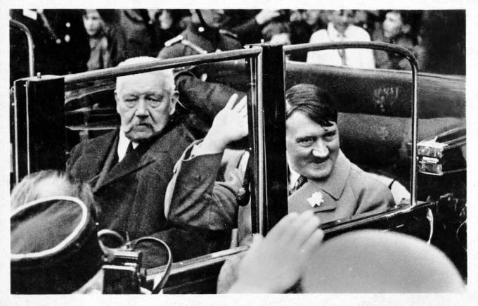 Německý prezident Paul von Hindenburg (1847 - 1934, vlevo) v autě s vůdcem nacisty a kancléřem Německo, Adolf Hitler (1889 - 1945), na cestě na mládežnické shromáždění v Den práce v Lustgarten, Berlín, 1. Květen 1933.
