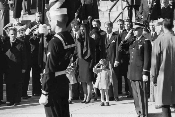John F. Kennedy Jr. Zdraví svého otce při pohřbu