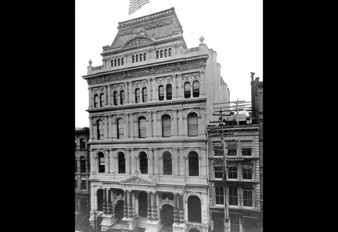 Tato fotografie z roku 1895 ukazuje architekturu druhé říše newyorské burzy cenných papírů (NYSE), která stála na místě Broad Street mezi prosincem 1865 a květnem 1901