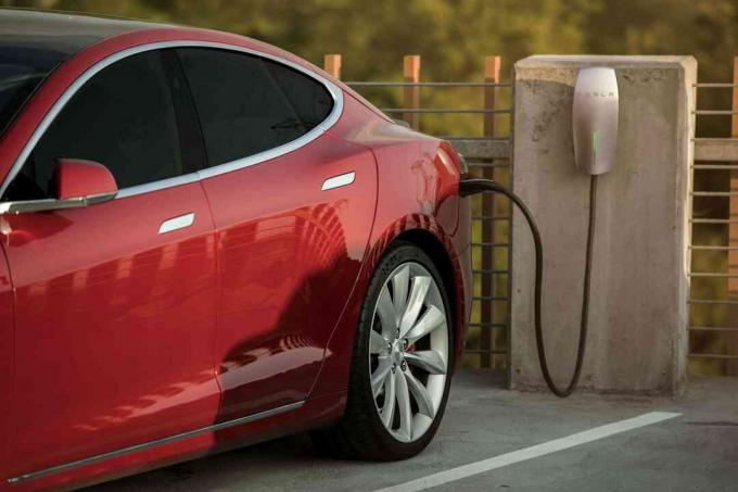 Nabíjení elektromobilů Tesla Motors ve veřejné parkovací garáži