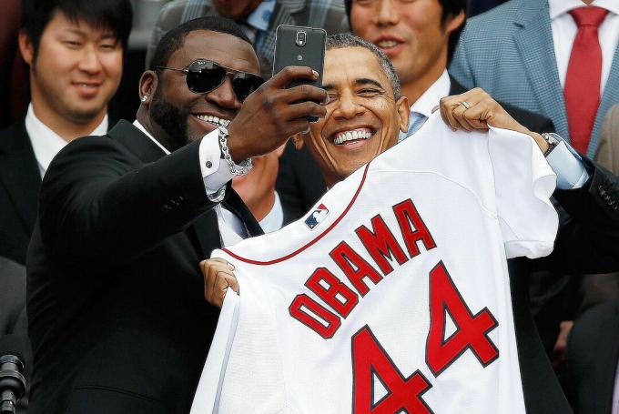 Prezident Obama a David Ortiz z Boston Red Sox si společně vezmou selfie na ceremoniálu Bílého domu na počest mistrů světa 2013. Naučte se, jak symbolická teorie interakce pomáhá vysvětlit popularitu selfie.