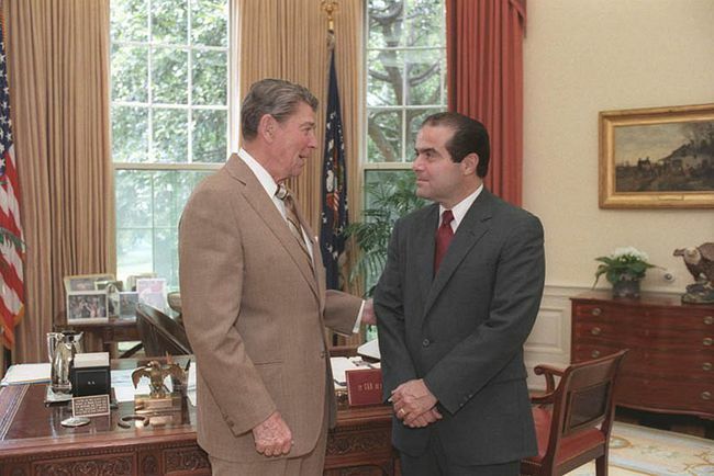 Prezident Ronald Reagan mluví v oválné pracovně s kandidátem na soudce Nejvyššího soudu Antoninem Scaliou v roce 1986.