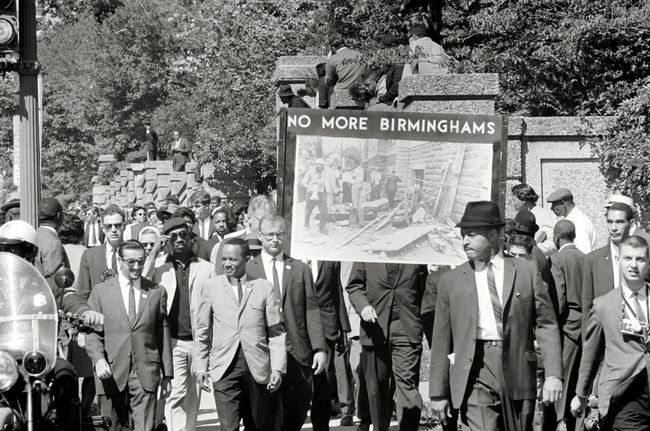 Kongres rasové rovnosti a členové All Souls Church, Unitarian se sídlem ve Washingtonu, DC pochodují na památku obětí bombardování 16th Street Baptist Church.