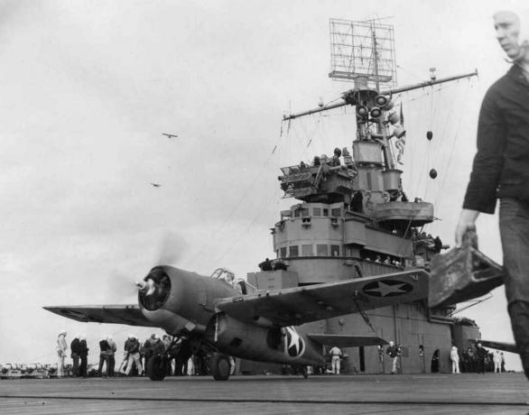 Stíhací letoun F4F Wildcat vzlétající z letadlové lodi USS Ranger.