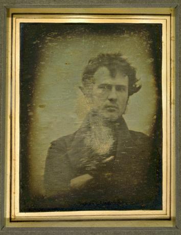 Robert Cornelius, autoportrét; věřil být první existující americká portrétní fotografie