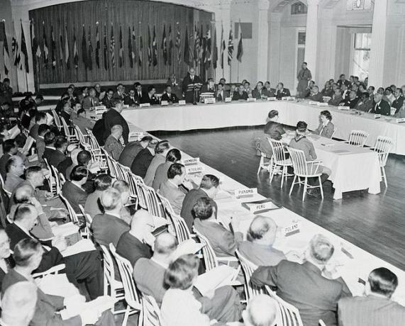Bretton Woods Conference: Organizace spojených národů se schází v hotelu Mount Washington, aby projednala programy hospodářské spolupráce a pokroku.